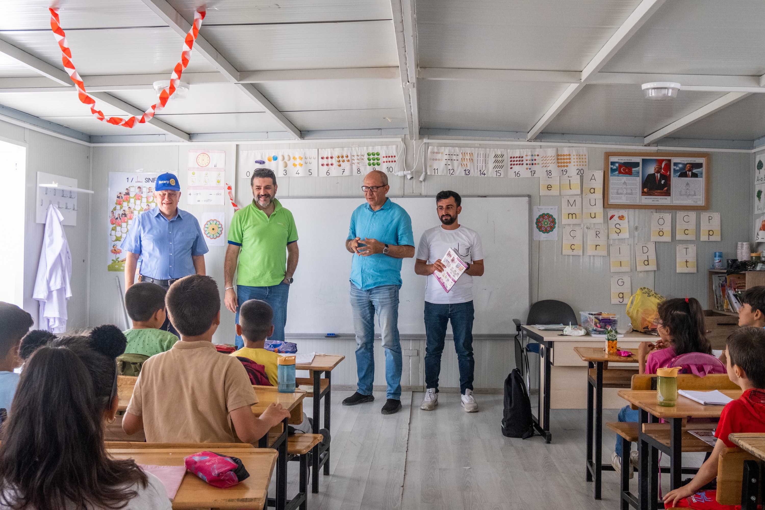 Socios de Rotary Ainil Valdivia junto a familias y niños durante una actividad comunitaria